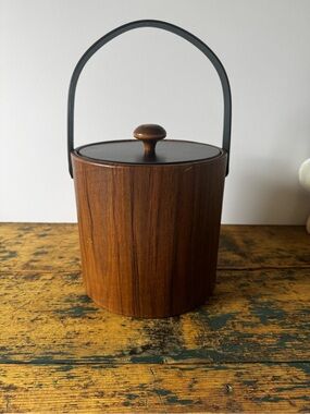 Faux Wood Grain Ice Bucket with Wood Knob on lid and Black Handle